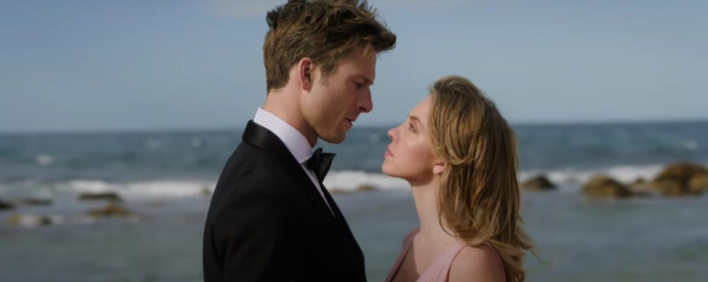 Sydney Sweeney a Glen Powell předstírají perfektní pár v romantické komedii S tebou nikdy