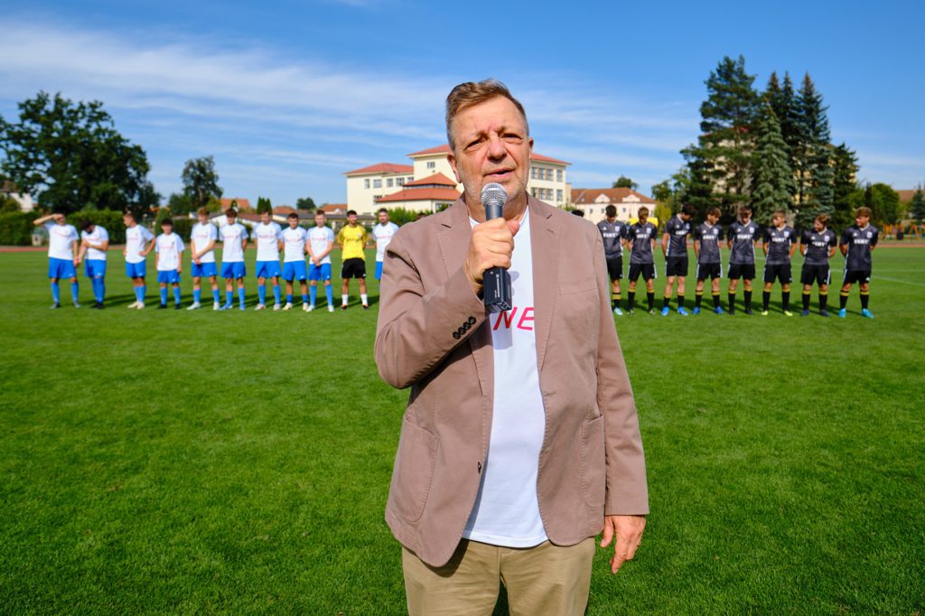 Třicítka na krku, rodiče za zády, dítě v nedohlednu a dva nápadníci. Film Holka od vedle přijde do kin v lednu