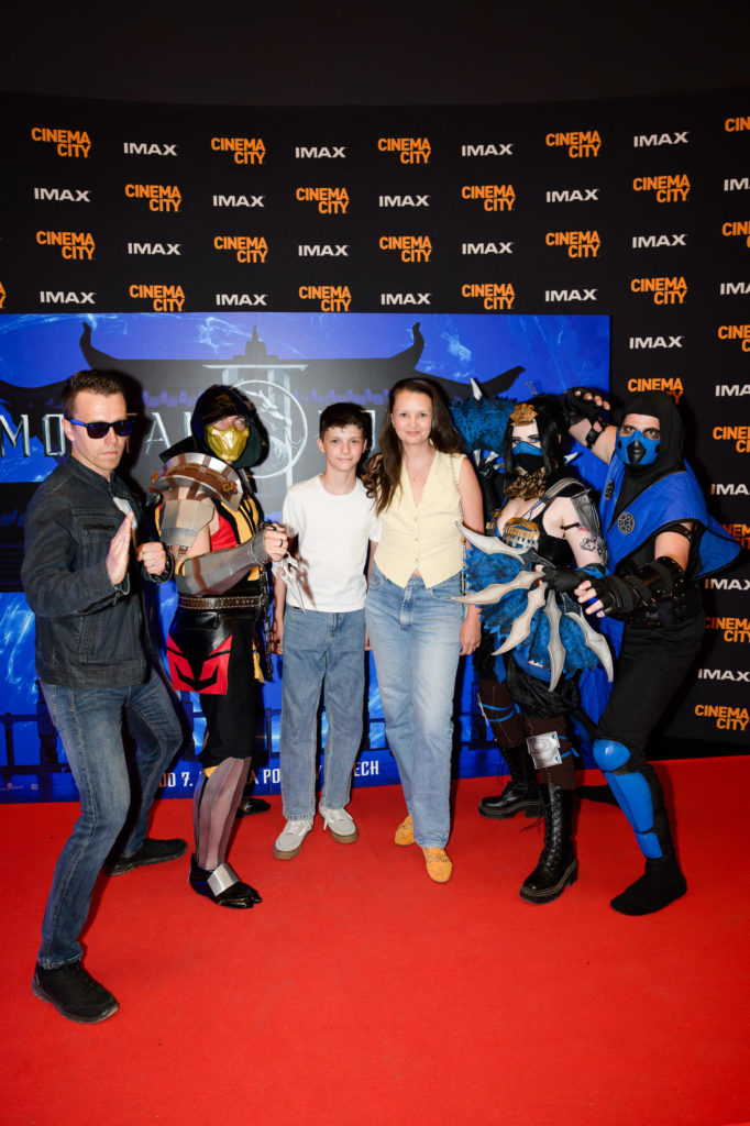 Slavnostní premiéra akčního filmu Mortal Kombat II se konala v pražském kině IMAX