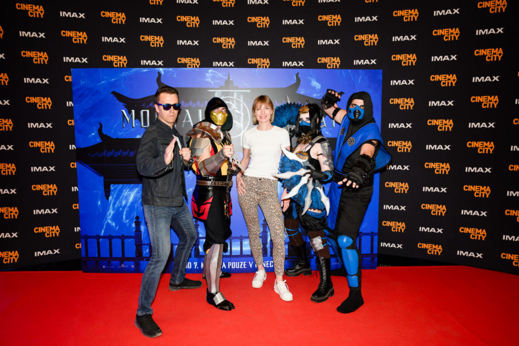 Slavnostní premiéra akčního filmu Mortal Kombat II se konala v pražském kině IMAX