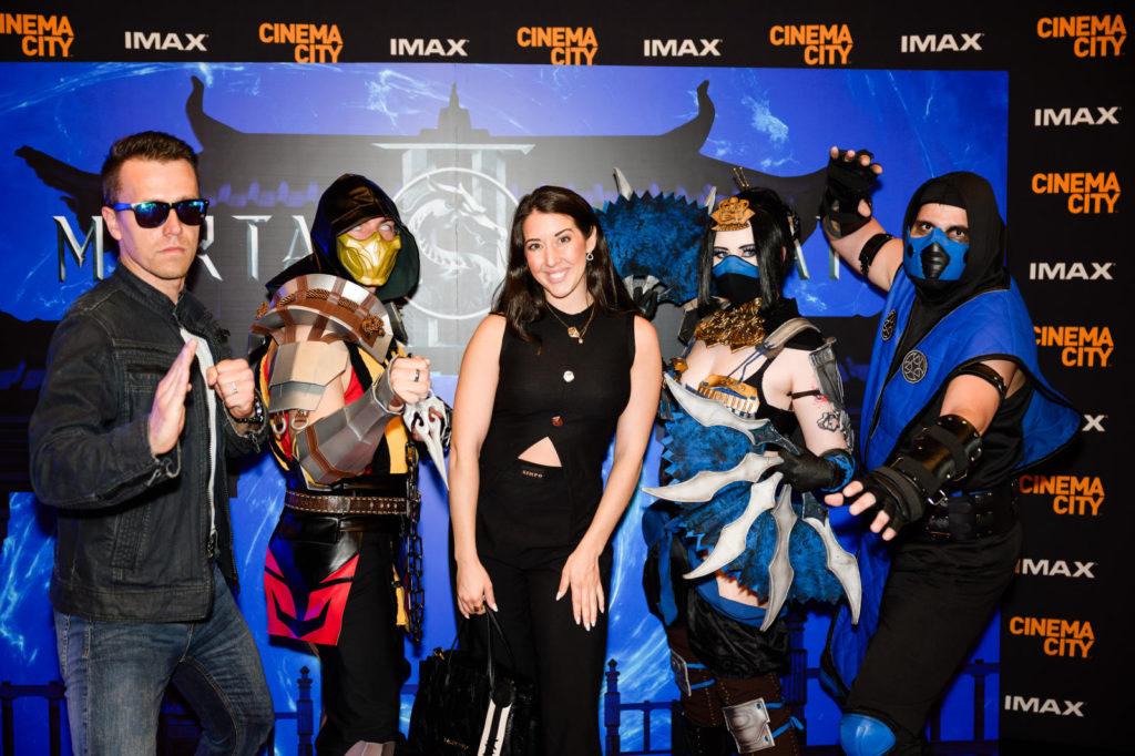 Slavnostní premiéra akčního filmu Mortal Kombat II se konala v pražském kině IMAX