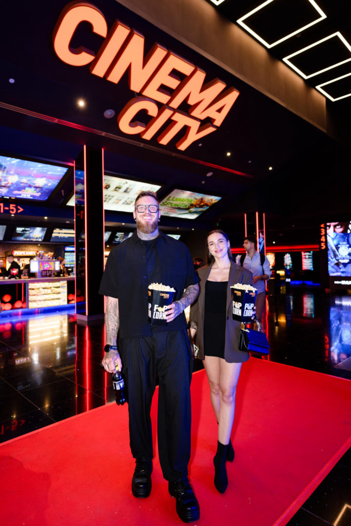 Slavnostní premiéra akčního filmu Mortal Kombat II se konala v pražském kině IMAX