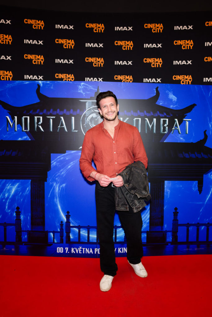 Slavnostní premiéra akčního filmu Mortal Kombat II se konala v pražském kině IMAX