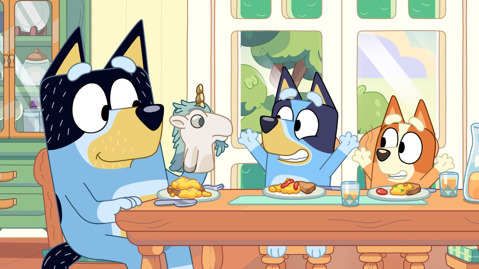 Bluey a Bingo s loutkou Unicorse – tiskový snímek seriálu Bluey
