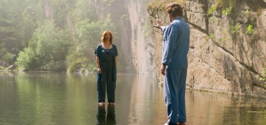 Vica Kerekes a Petr Lněnička jako Černaja a Perun kráčejí po vodní hladině.