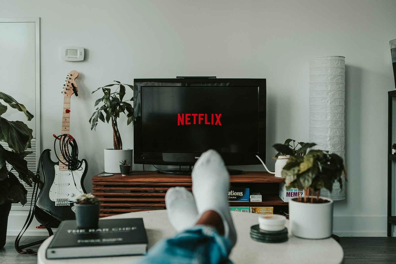Ilustrační fotografie domácí televize se spuštěnou aplikací Netflix