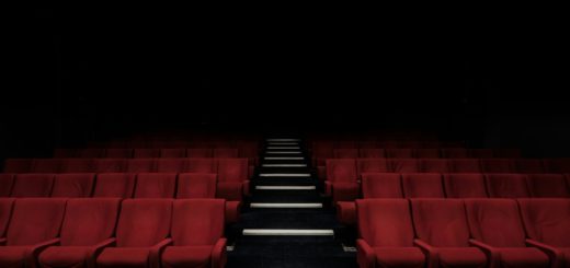 Prázdný kinosál před filmovým představením