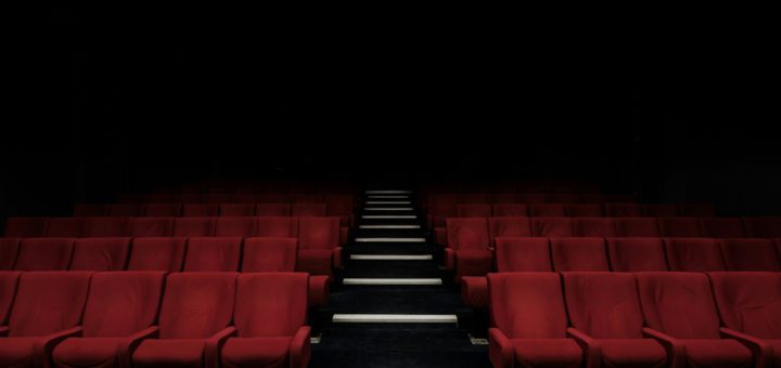 Prázdný kinosál před filmovým představením