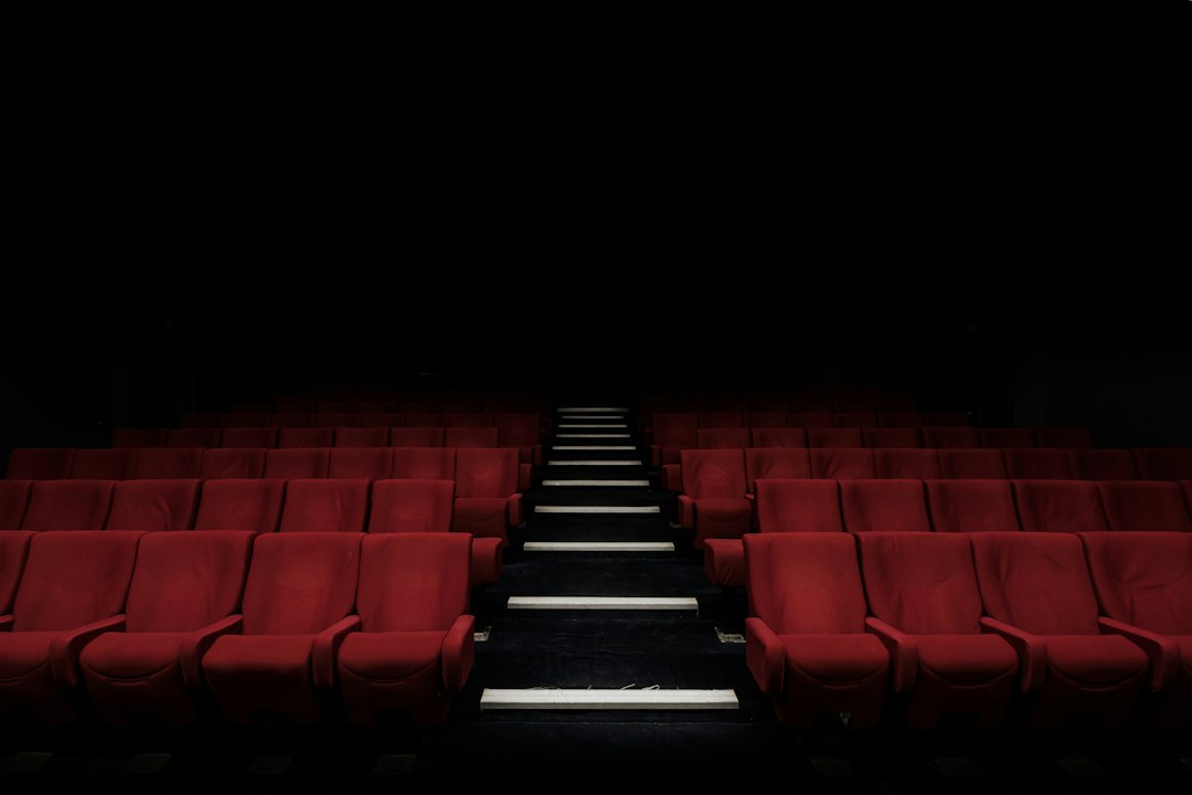 Prázdný kinosál před filmovým představením