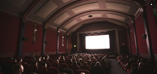 Nejnovější filmy v kinech – diváci sledují film na velkém plátně