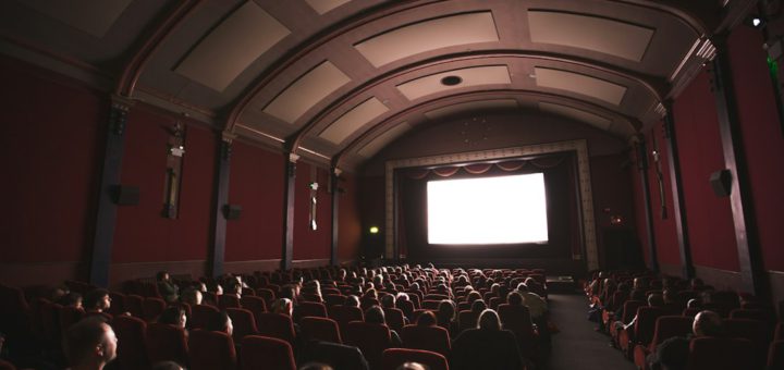 Nejnovější filmy v kinech – diváci sledují film na velkém plátně