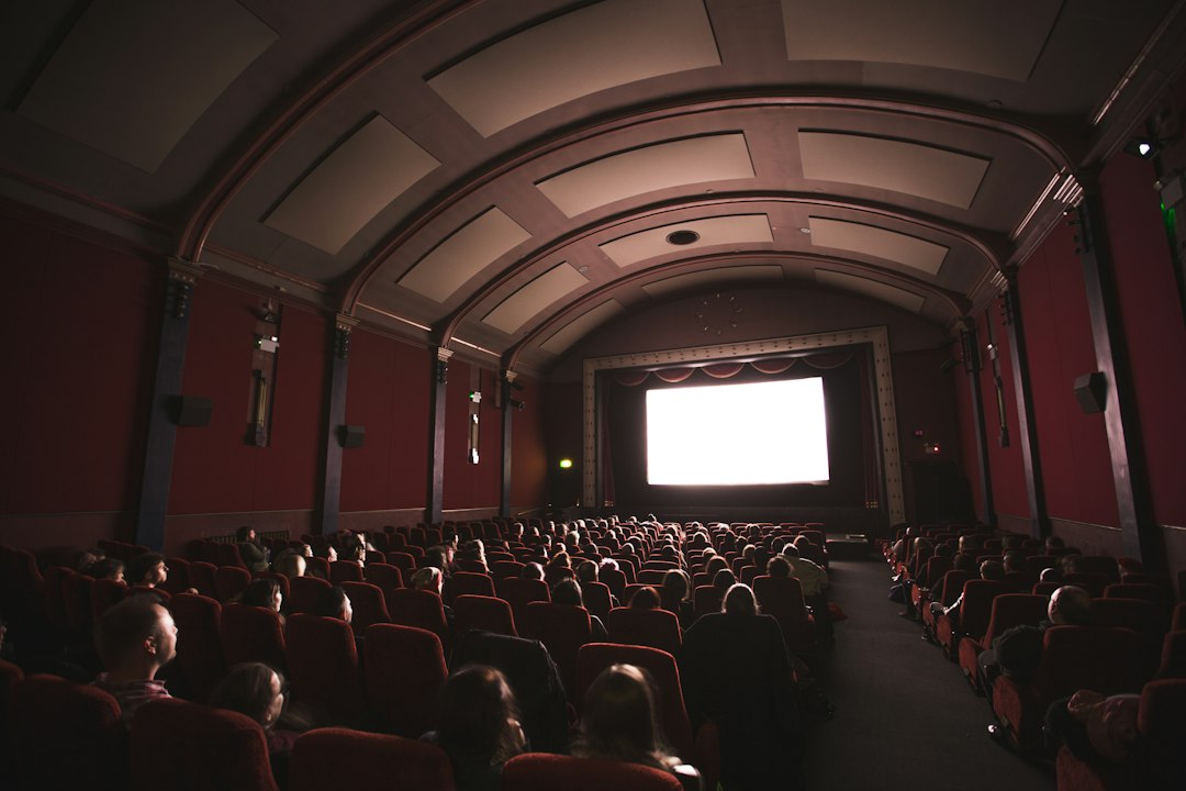 Nejnovější filmy v kinech – diváci sledují film na velkém plátně