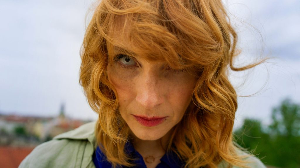 Vica Kerekes v proměně do role bohyně Černaji ve filmu Máma a Táta jsou Boží.