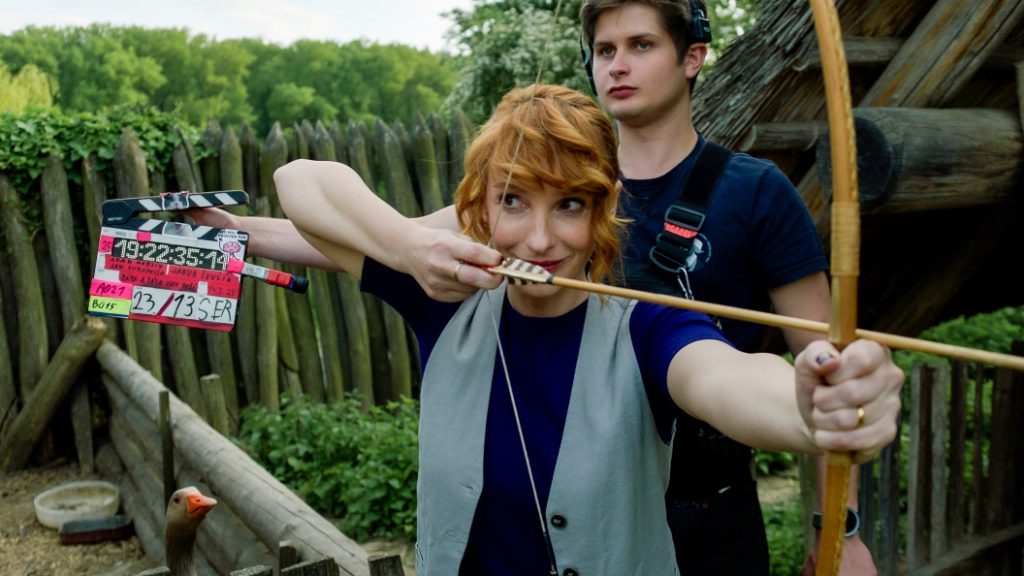 Vica Kerekes si při natáčení filmu Máma a Táta jsou Boží vyzkoušela střelbu z luku.